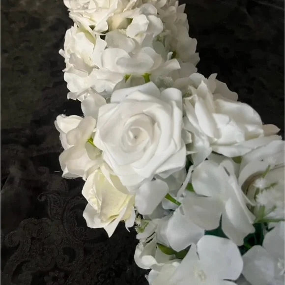 Elegant White Floral Garland - Picture 2 of 4